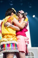 抱き合う的場華鈴（左）と川端優（右）。