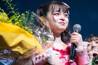 花束を抱えた川端優。