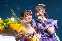 本科生に昇格した川端優（左）の肩を抱く鶴見萌（右）。