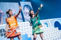 手を振ってステージを去る神田ジュナ（左）と岡田彩夢（右）。