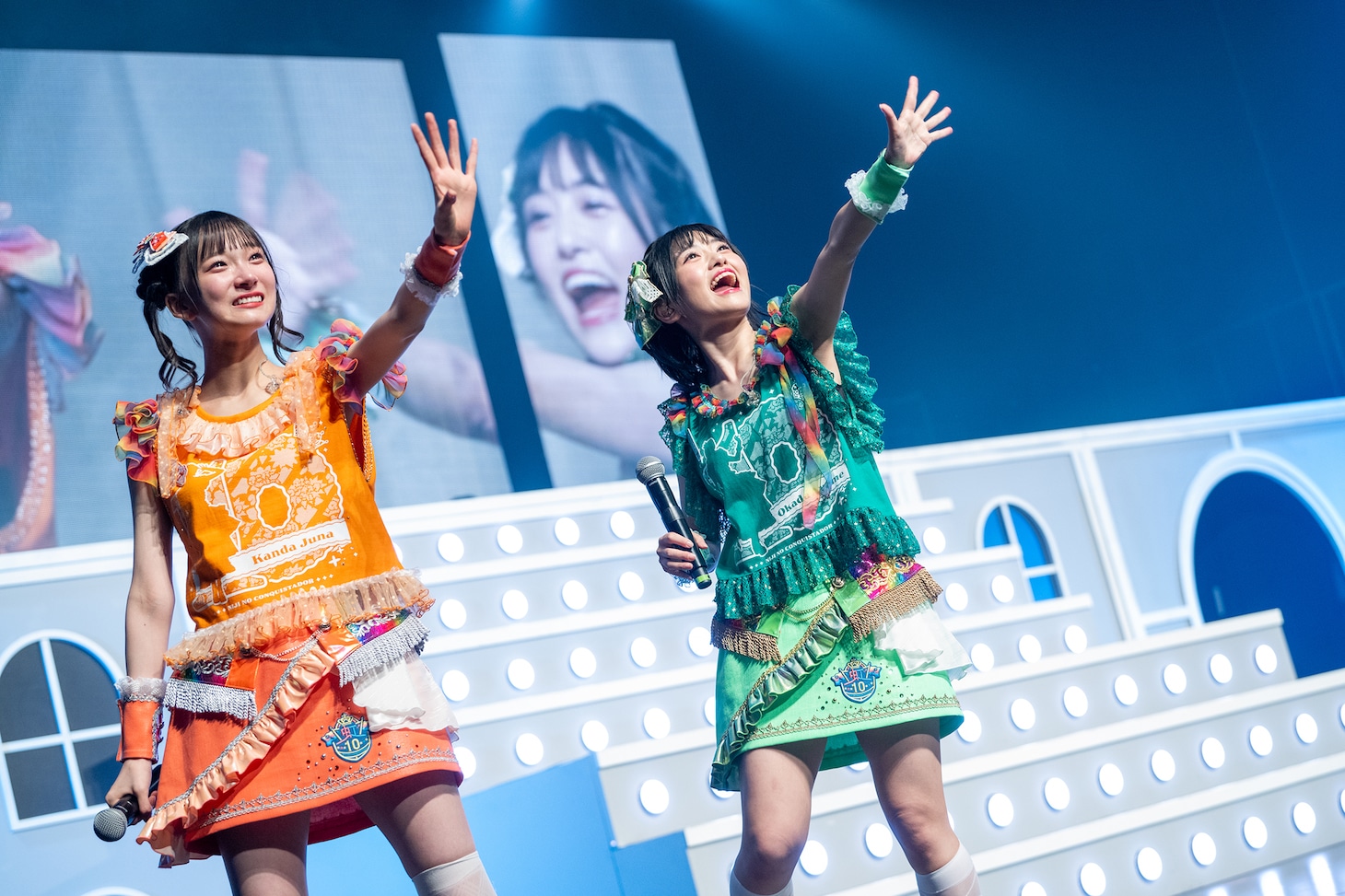 手を振ってステージを去る神田ジュナ（左）と岡田彩夢（右）。