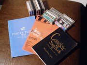 武田夫妻が所有している、「サウンドストリート」を録音したカセットテープやツアーパンフレットなど。