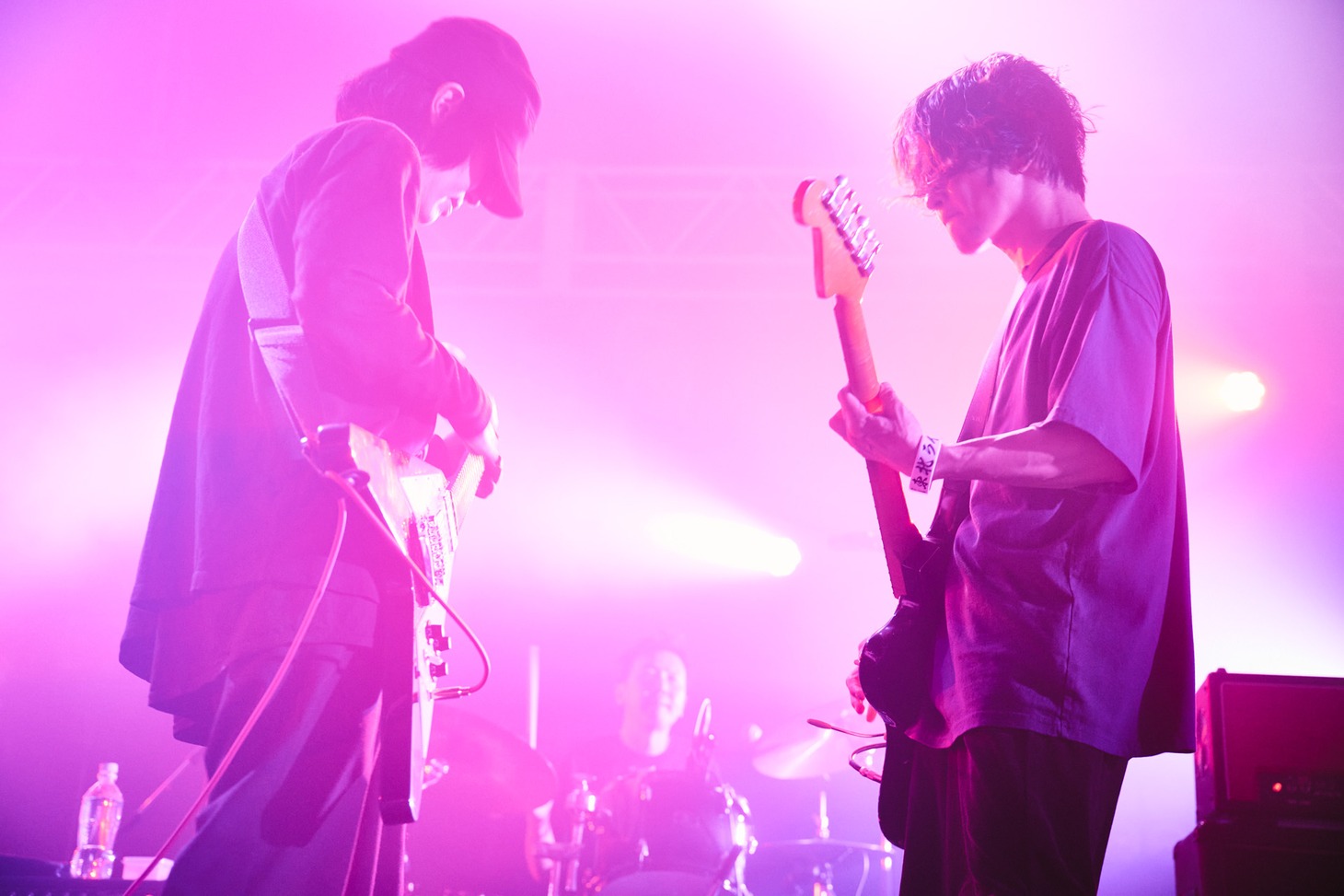 木下理樹（Vo, G）と戸高賢史（G）。（撮影：中野敬久）