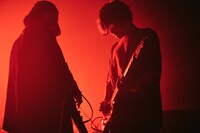 向かい合ってギターを鳴らす木下理樹（Vo, G）と戸高賢史（G）。（撮影：中野敬久）