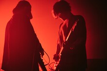 向かい合ってギターを鳴らす木下理樹（Vo, G）と戸高賢史（G）。（撮影：中野敬久）