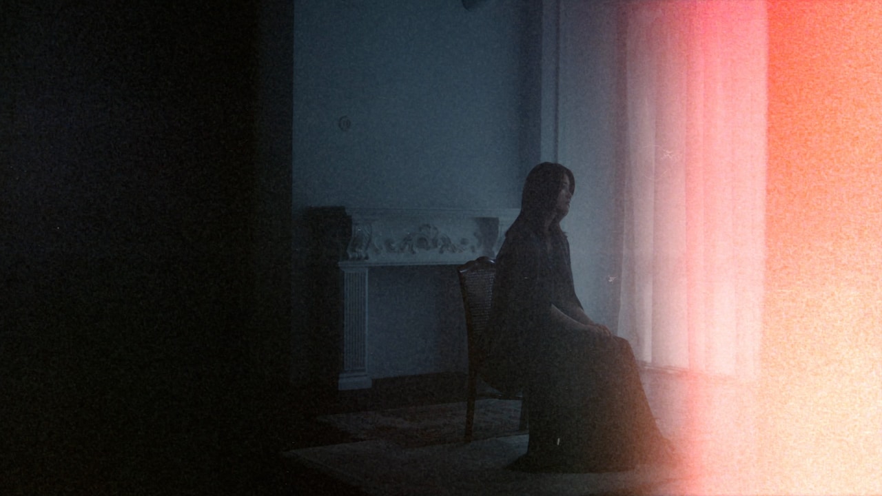 由薫が朝霧高原で“世界が終わる最後の1日”過ごす、ドラマ「笑うマトリョーシカ」主題歌MV公開