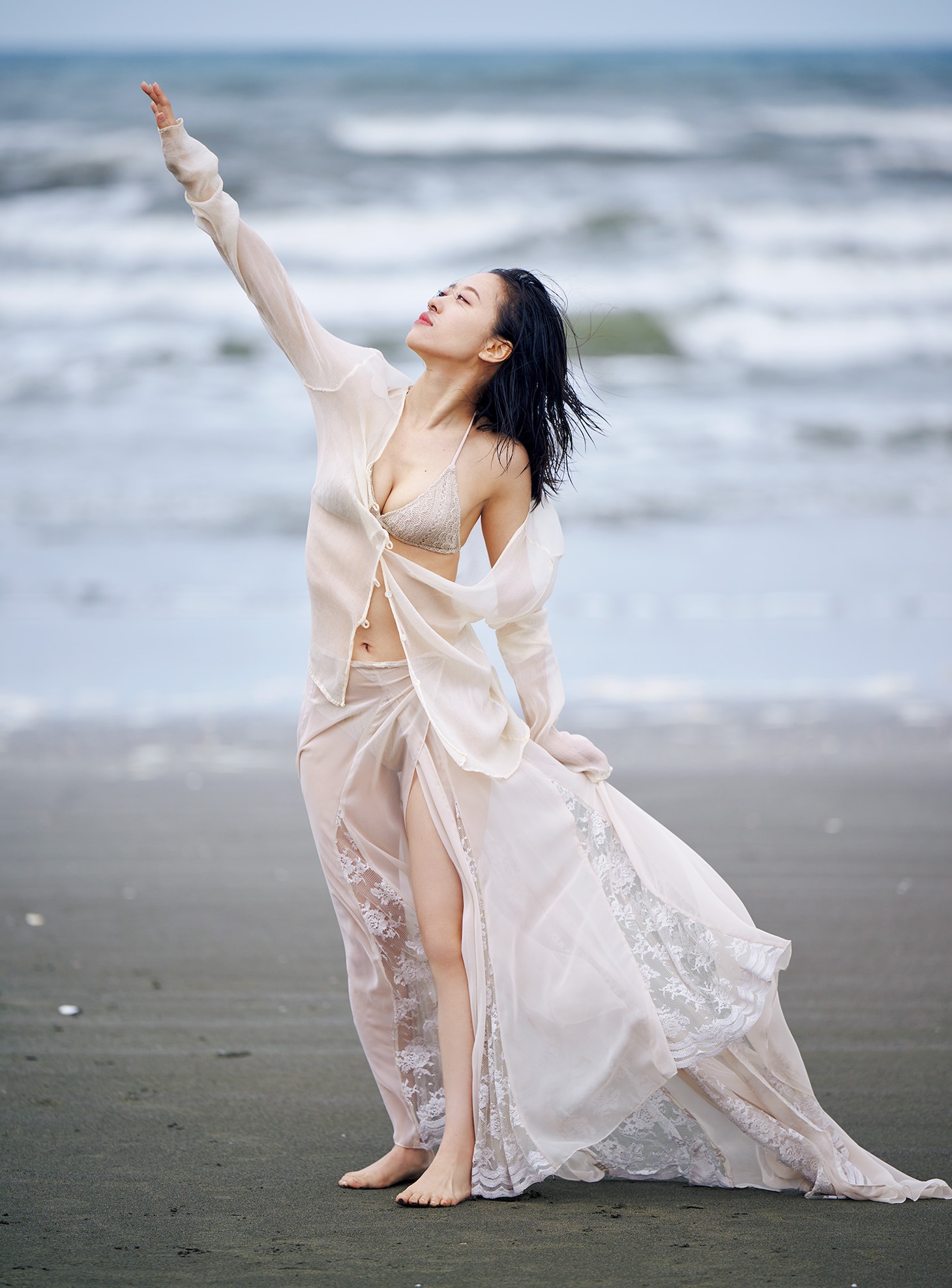 小田さくら（モーニング娘。'24）の写真集「SAKURA FLOW」より。（撮影：熊谷貫）(c)ワニブックス
