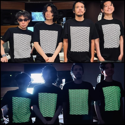 “TESTSET蓄光Tシャツ”を着たTESTSET。