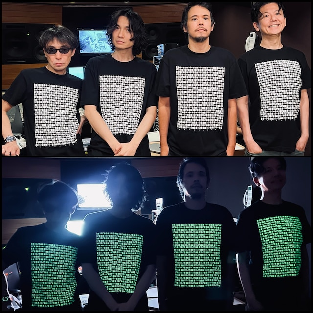 “TESTSET蓄光Tシャツ”を着たTESTSET。