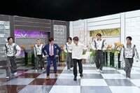 ランニングマンのステップを林修に伝授するEXILE TETSUYAとTHE JET BOY BANGERZ。(c)MBS