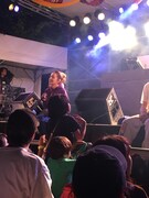 最前列でG.RINAさんのライブを観る万葉ちゃんと弟の慈栄くん。