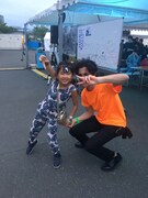 ライブ会場で海外の音楽ファンと。気さくな性格で初対面の人ともすぐ仲よしになれる万葉ちゃん（当時9歳）。