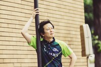 遠い日の恋の記憶に思いを馳せる園田賢。