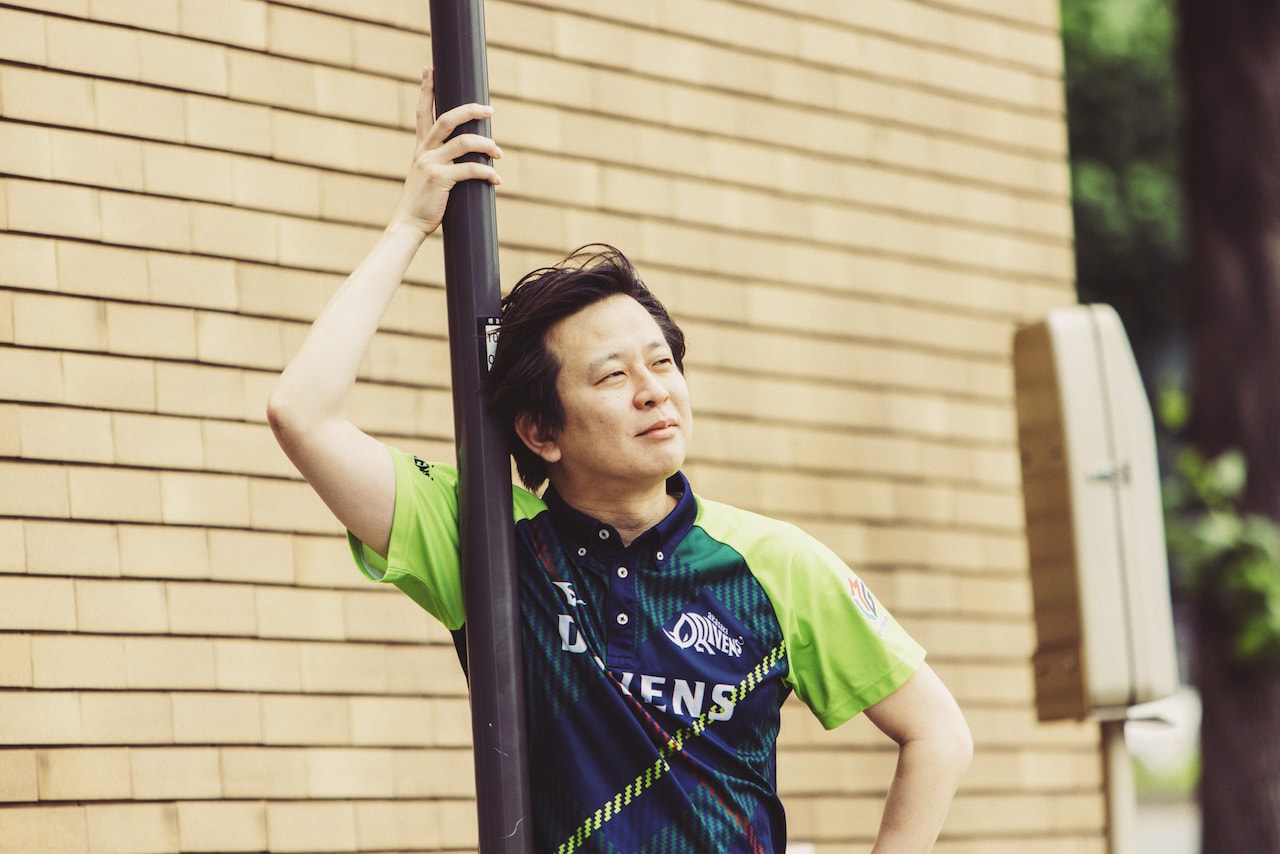 遠い日の恋の記憶に思いを馳せる園田賢。