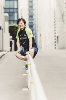 ガードレールに腰掛ける園田賢。