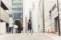 今なら「愛は勝つ」が歌えそうな園田賢の背中。