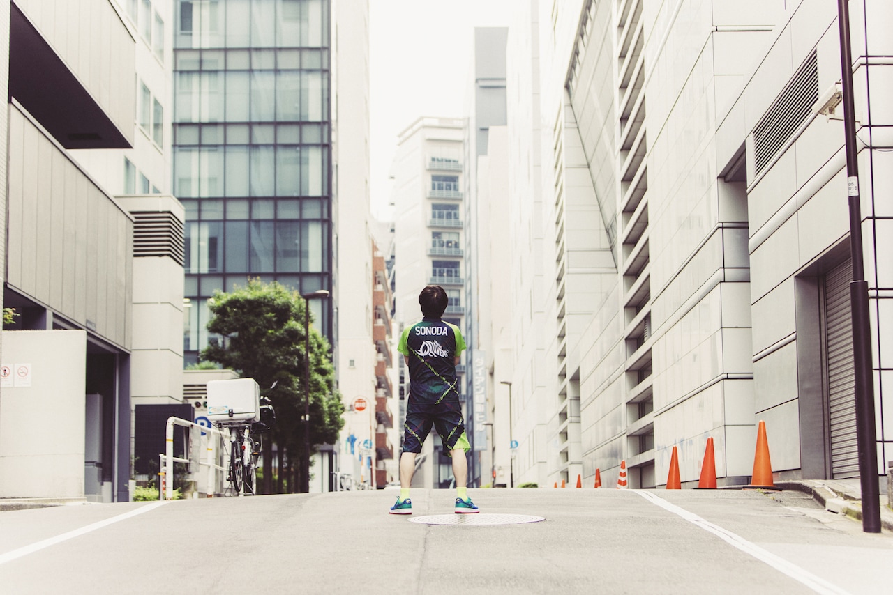 今なら「愛は勝つ」が歌えそうな園田賢の背中。