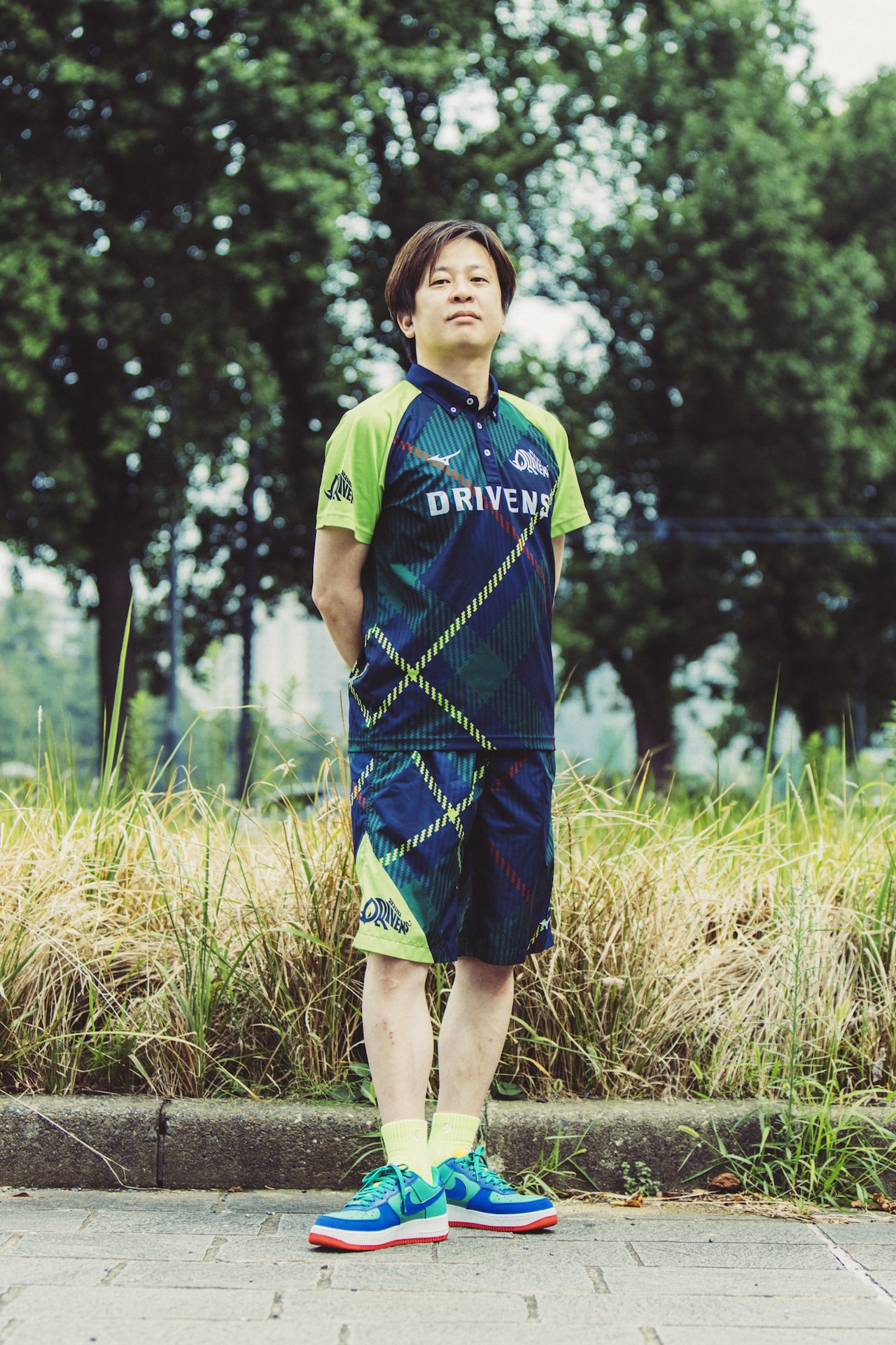 「野球選手が夢だった。」のジャケットを再現する園田賢。