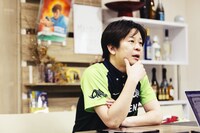 ストリートミュージシャンとして活動していた園田賢。