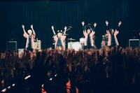 恒例のワッショイでライブを締めたTHE BAWDIES。（撮影：山川哲矢）