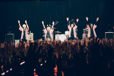 恒例のワッショイでライブを締めたTHE BAWDIES。（撮影：山川哲矢）