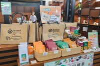 「島ごとぽるの展」よりコラボグッズ。