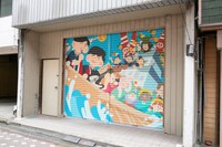 「島ごとぽるの展」より土生商店街のシャッター。