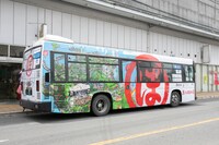 「島ごとぽるの展」よりラッピングバス。