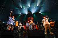 ラストの「GET UP AND DANCE」の様子。（Photo by Teppei Kishida）