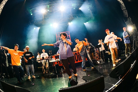 中央でラップするSTUTS。（Photo by Teppei Kishida）