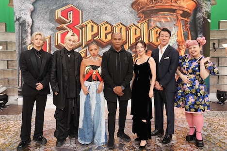 左から平野紫耀（Number_i）、SKY-HI、RIEHATA、トラヴィス・ペイン、MEGUMI、加藤浩次（極楽とんぼ）、渡辺直美。(c)日本テレビ