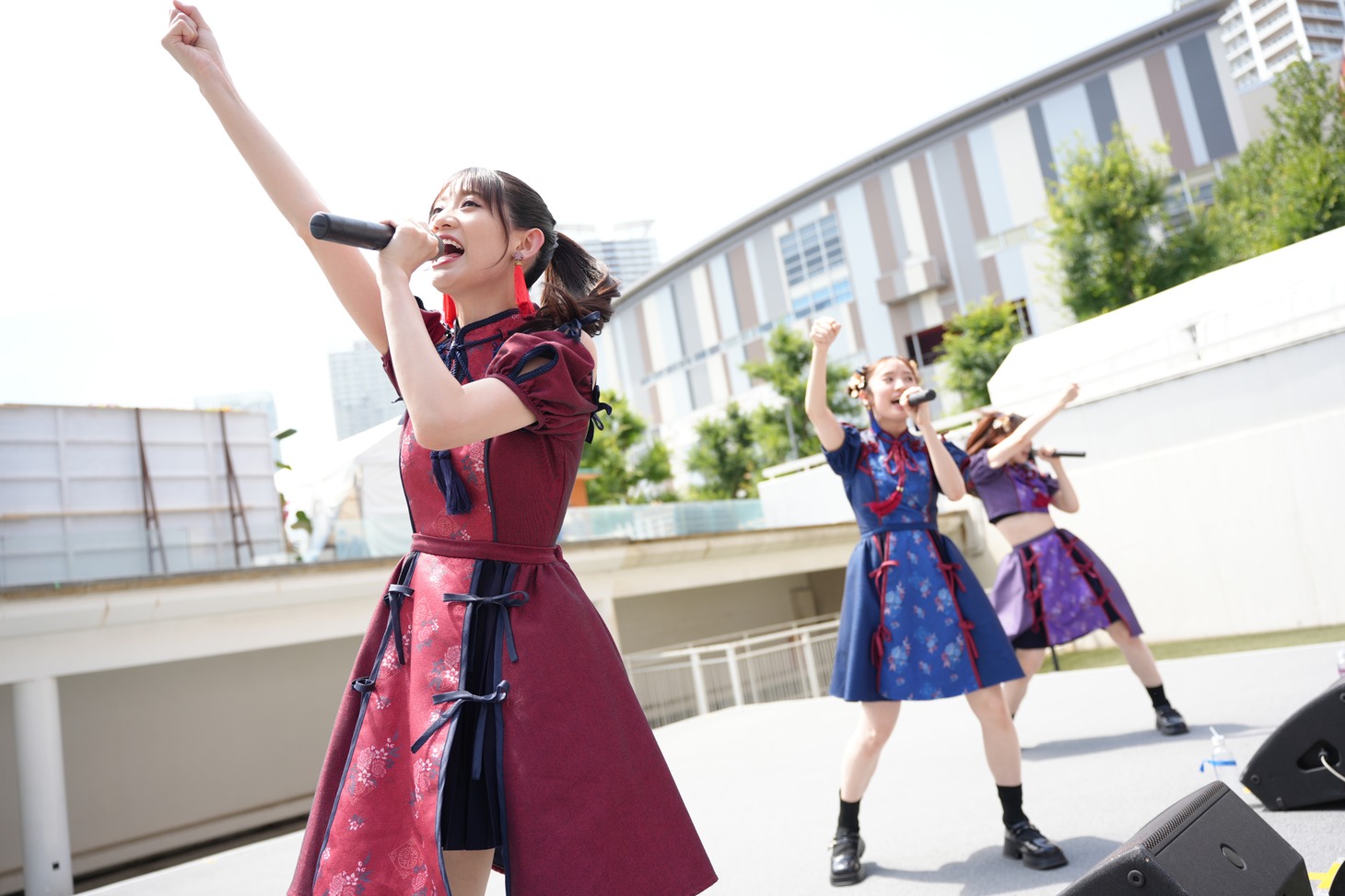 秋本帆華（TEAM SHACHI）（手前）