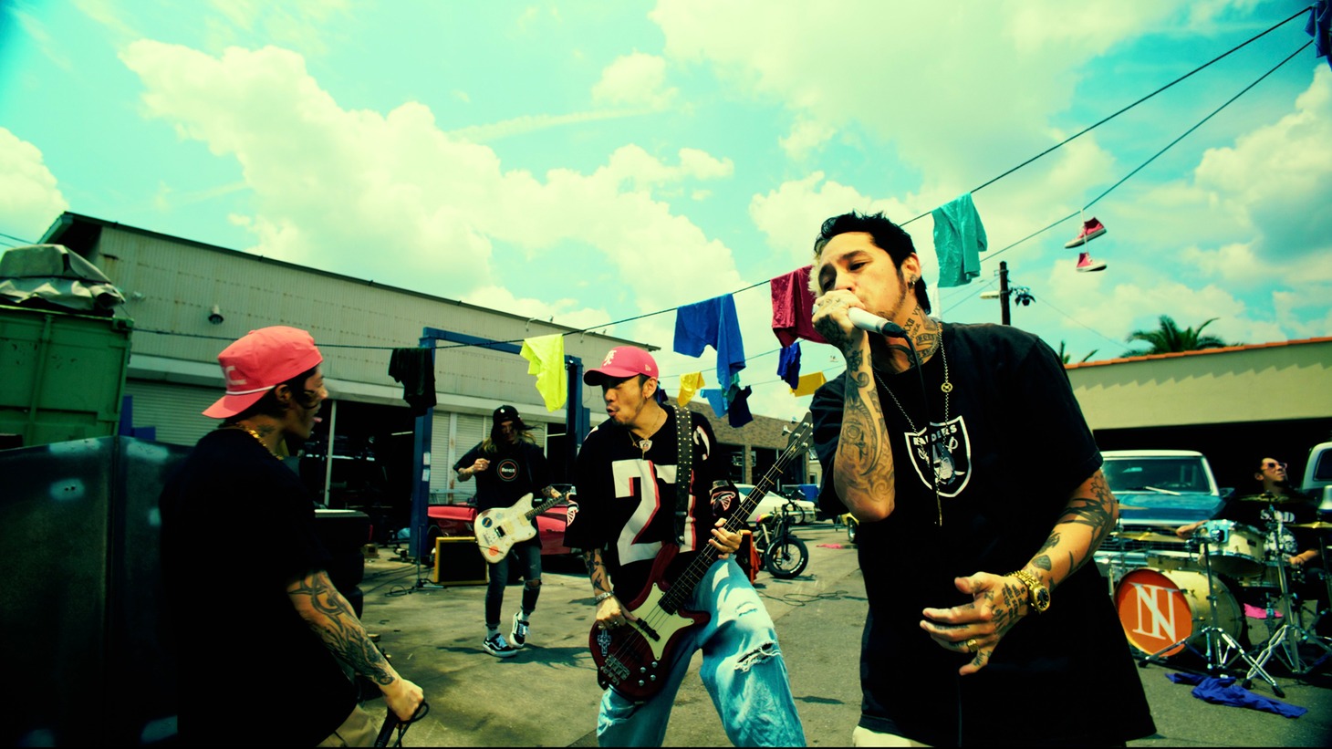 The BONEZ「Straight Up feat. Kj」MVより。