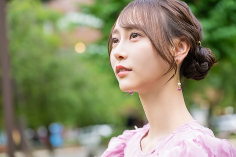 弓木奈於の凹凸のある横顔。