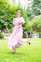 芝生でぴょんぴょん跳ねる弓木奈於。