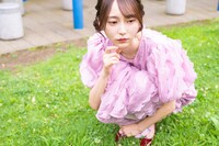 スタッフと一緒に四葉のクローバーを探す弓木奈於。