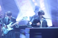 楢崎誠（B, Sax）と藤原聡（Vo, Piano）。(c)フジテレビ