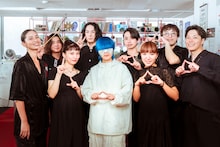 「tiny desk concerts JAPAN」より、yamaと演奏メンバー。（写真提供：NHK）