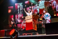 ダンボール製ドローンで宙を舞う喜矢武豊と、その才能に驚くメンバーたち。（撮影：菅沼剛弘）