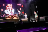 歌広場淳の脚本による演劇を披露するゴールデンボンバー。（撮影：菅沼剛弘）