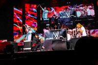 喜矢武豊の剣刺しイリュージョン。（撮影：菅沼剛弘）