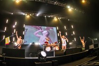 ゴールデンボンバー（撮影：菅沼剛弘）