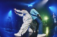 左から熊木幸丸（Vo）、松崎浩二（G）。（撮影：石阪大輔）