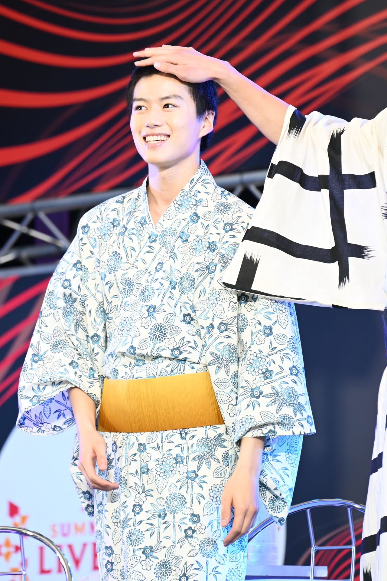 前田拳太郎に頭を触られる奥智哉。