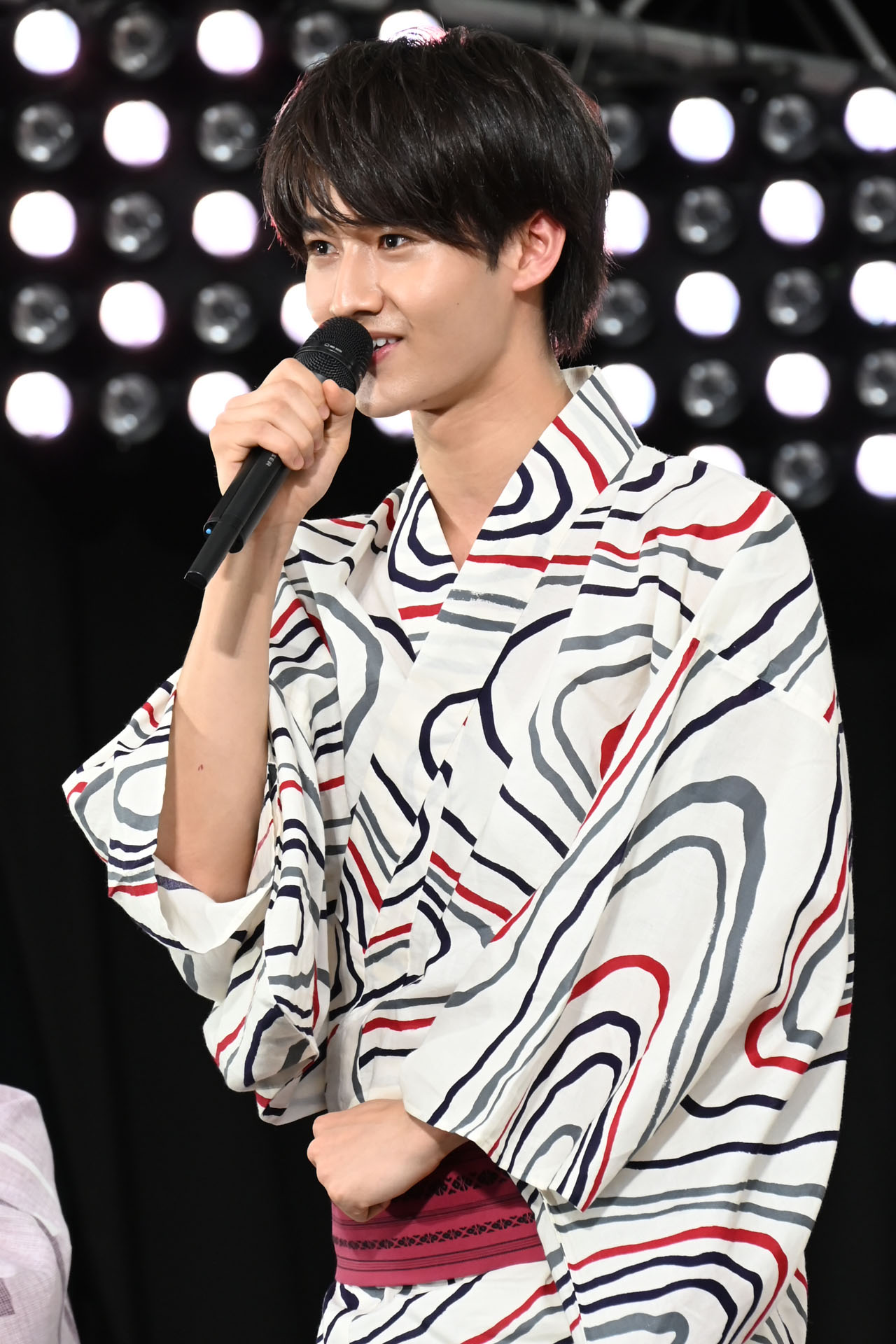 藤岡真威人