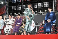 自己紹介をする永田崇人と、盛り上がる仲間たち。