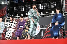 自己紹介をする永田崇人と、盛り上がる仲間たち。