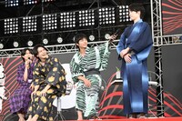 「筋肉自慢の人？」という問いに、即座に立ち上がった阪本奨悟（右）。