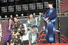 「筋肉自慢の人？」という問いに、即座に立ち上がった阪本奨悟（右）。