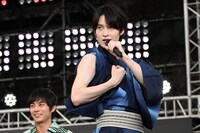 “筋肉自慢”をする阪本奨悟。